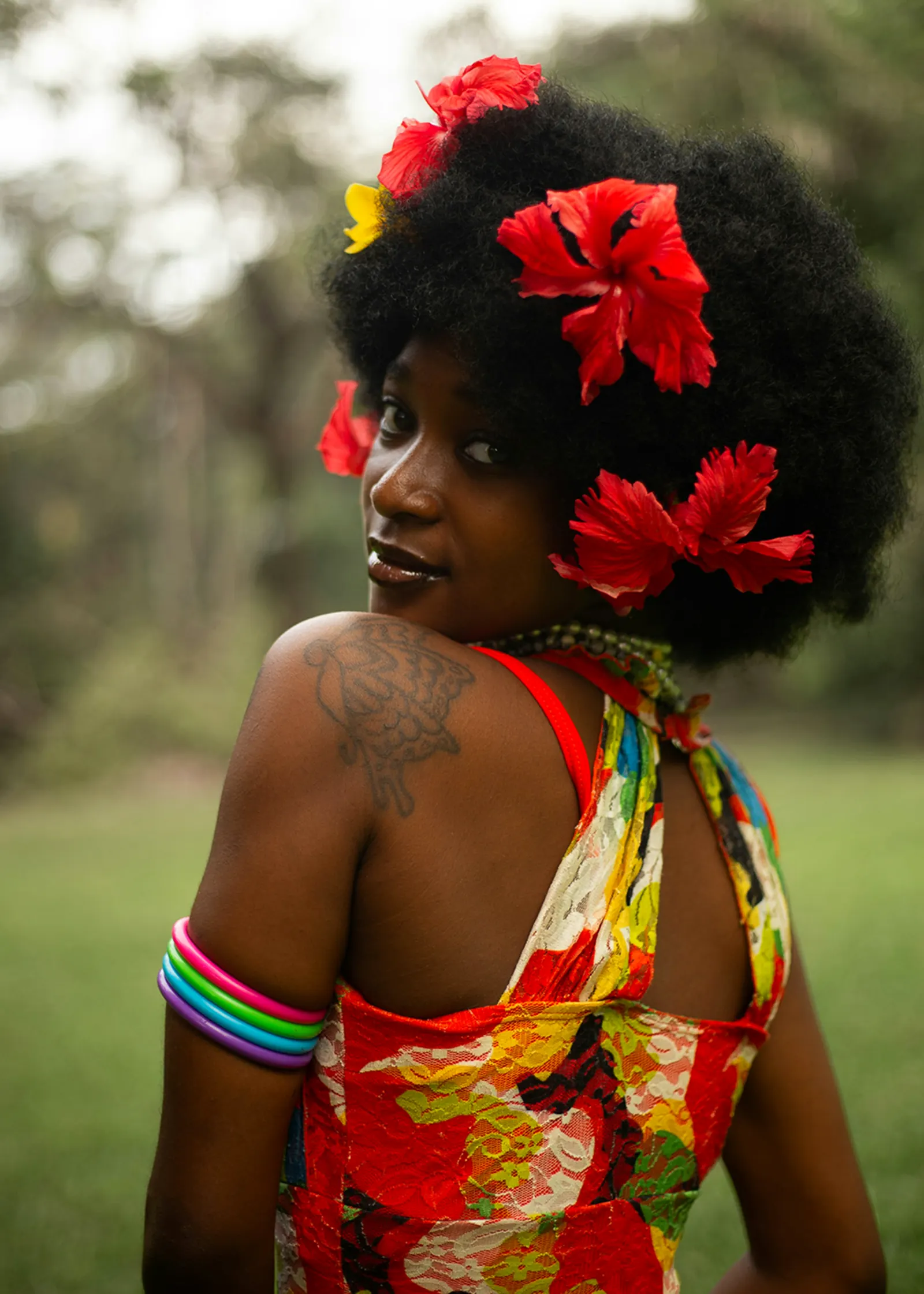Mujer afrocolombiana con flores en el cabello