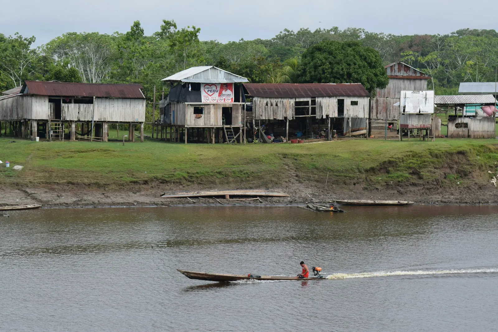 Casas palafíticas a orillas de un río
