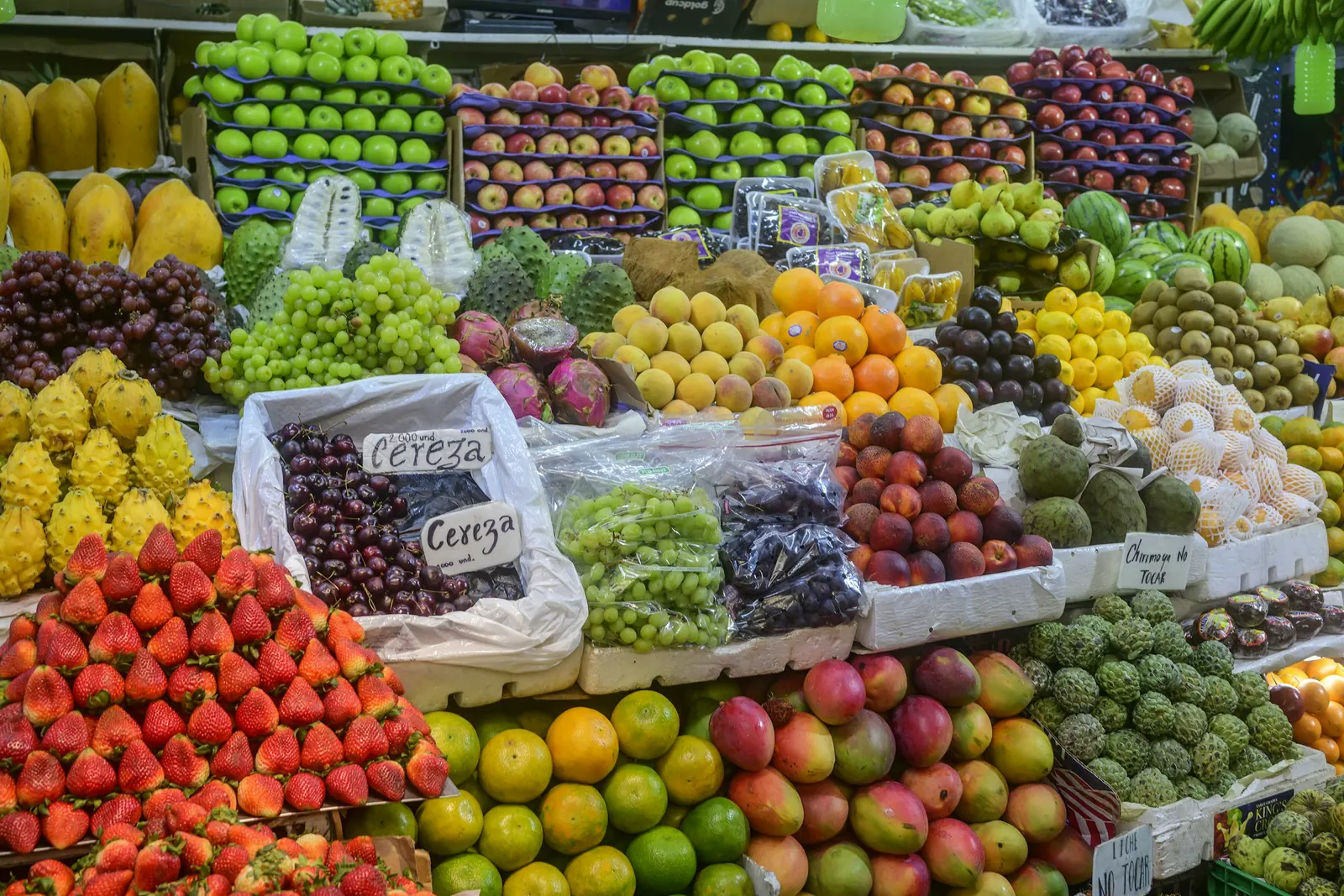 Mercado con frutas y verduras frescas